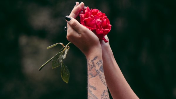 Рука с цветами