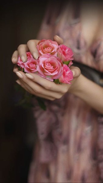 Цветы и руки Эстетика