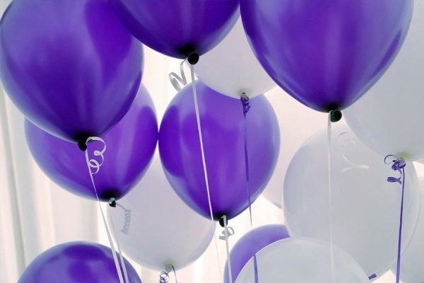 Зеленые и фиолетовые шары