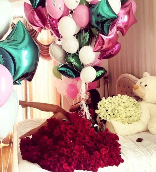 Девушка с воздушными шарами