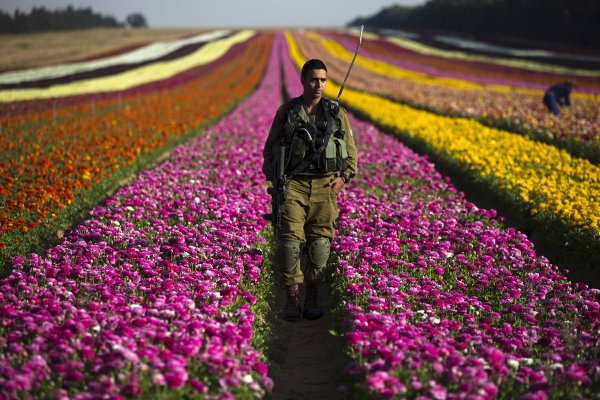 Военный с цветами
