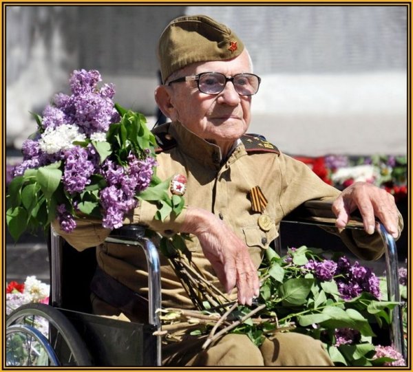 Военный с цветами