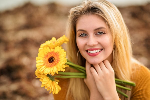 Красивая девушка улыбается лето