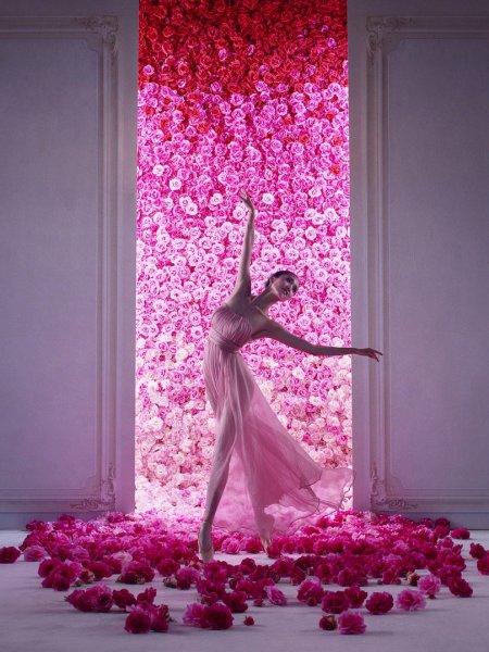 Танцовщица с цветами