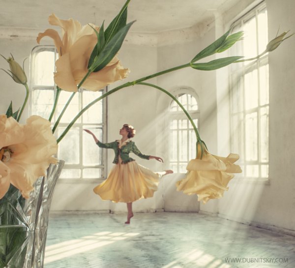 Девушка с одуванчиком