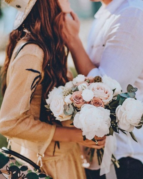 Влюбленные с букетом цветов