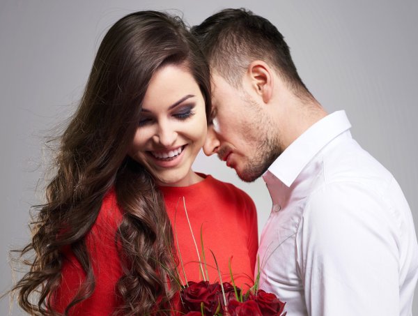 Парень и девушка с букетом роз