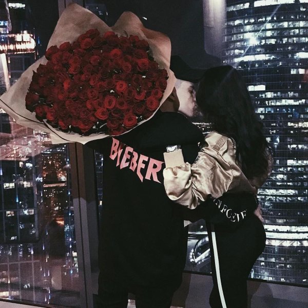 Женщине дарят цветы