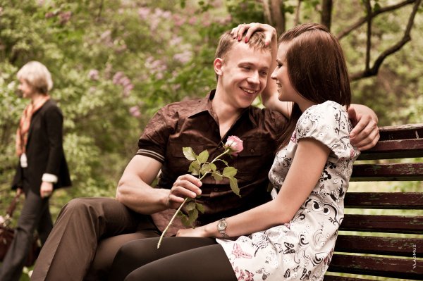 Букет роз в женских руках