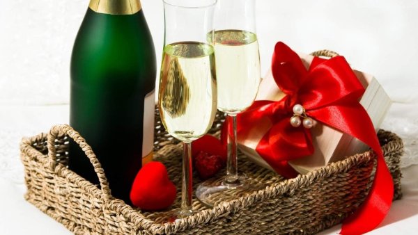 Подарок шампанское и бокалы
