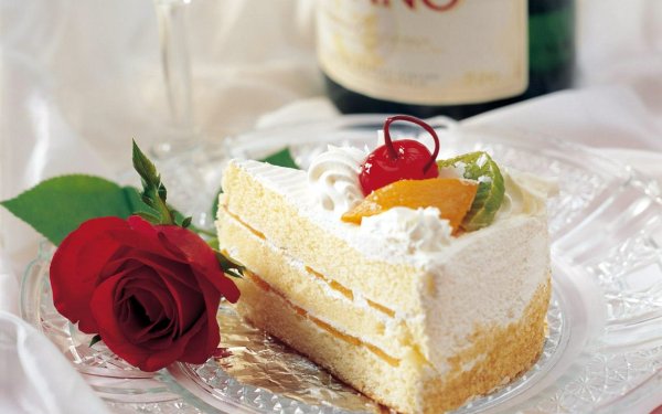 Кусок торта и шампанское