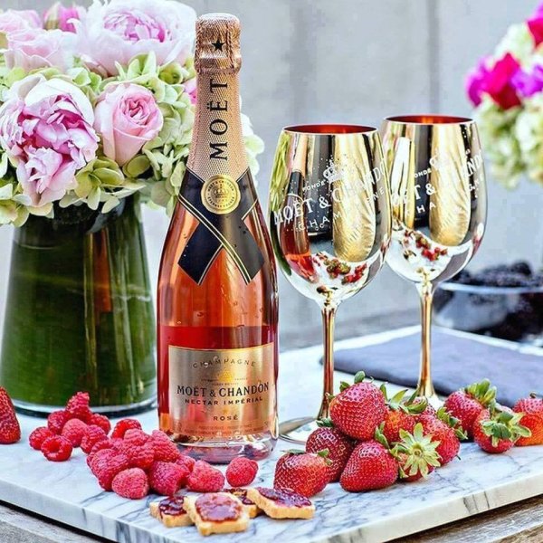 Торт и шампанское