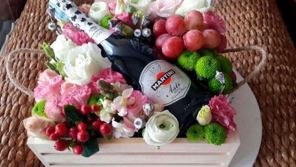 Букет с шампанским и цветами
