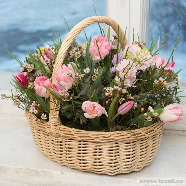 Корзинка с весенними цветами