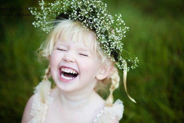 Маленькая девочка смеется
