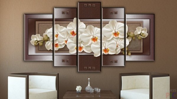 Композиция из нескольких картин