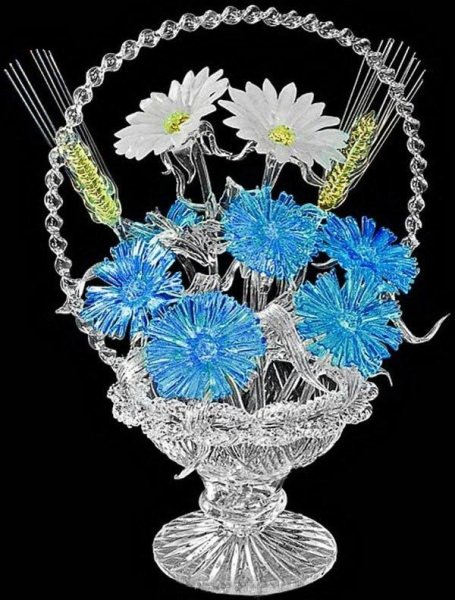 Цветы в хрустальной вазе