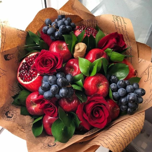 Букет из ягод и фруктов