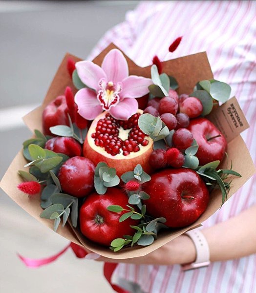 Букет из ягод и фруктов