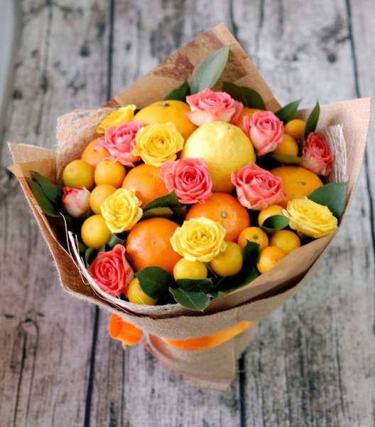 Фруктовые букеты с цветами