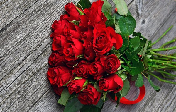 Большой букет красных роз