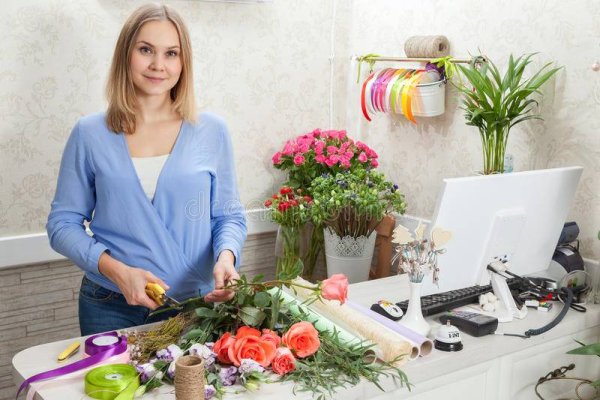 Флорист с букетом стоковое