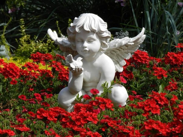 Ангелочек с цветами