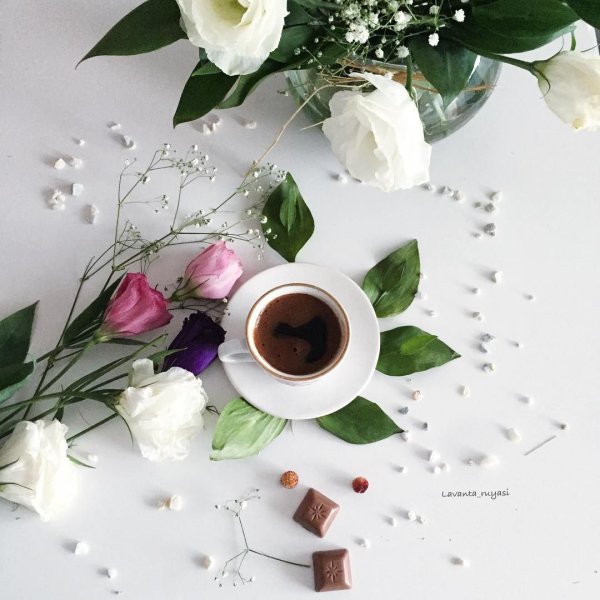 Кофе и белые цветы