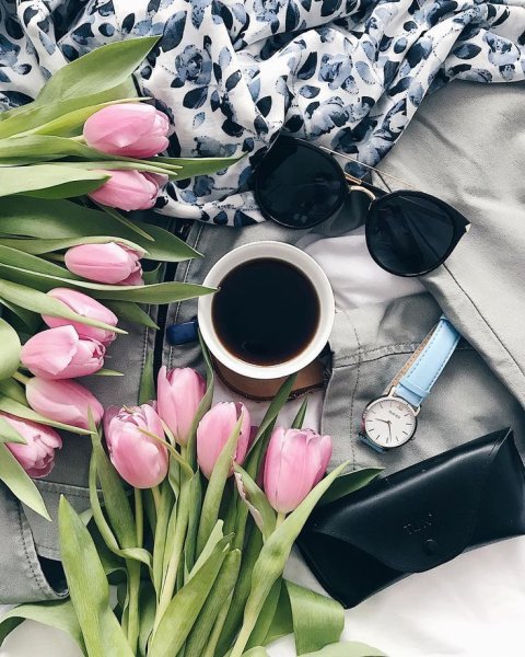 Букет тюльпанов и кофе