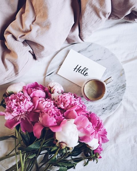 Букет пионов и кофе