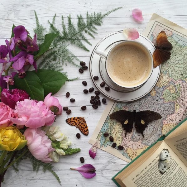 Композиция цветов и кофе