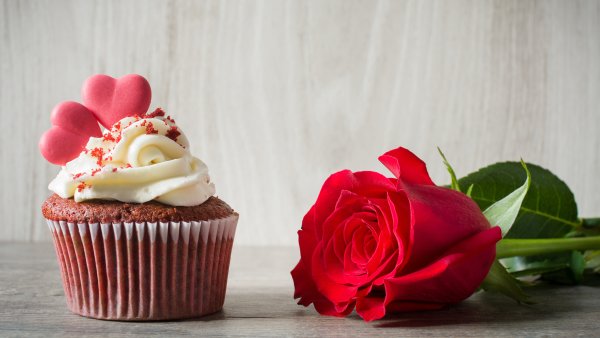 Пирожное и цветы