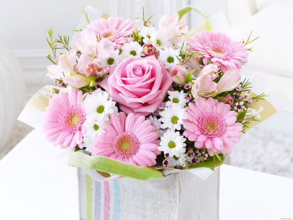 С днем рождения нежные цветы