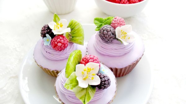 Красивая роза и пирожное