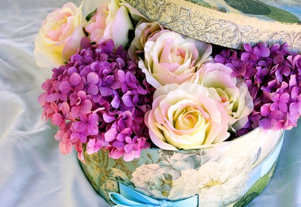 Красивые цветы в коробке