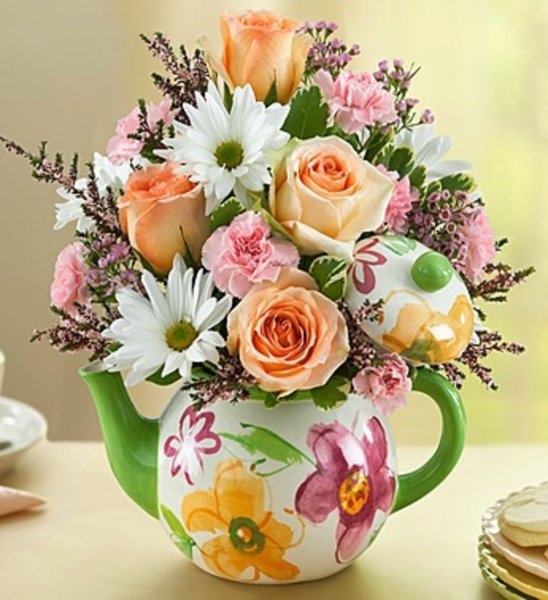 Красивые цветы в чашке