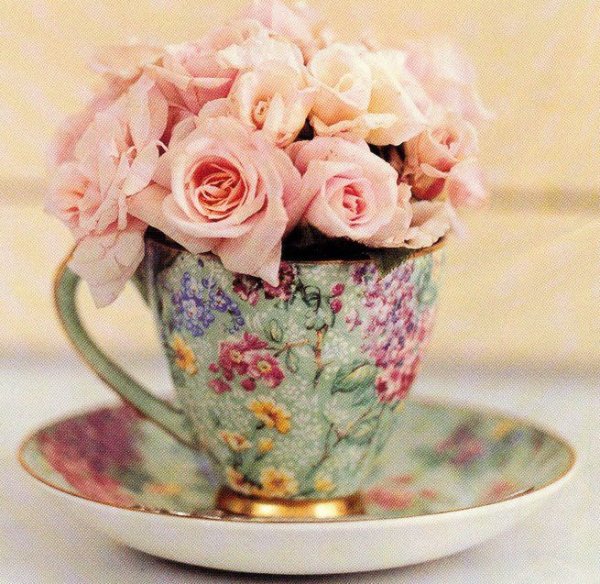 Красивые цветы в чашке