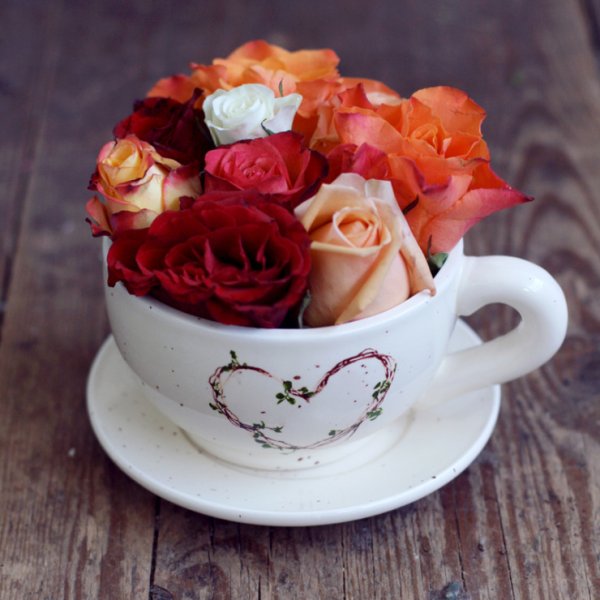 Красивый букет в чашке