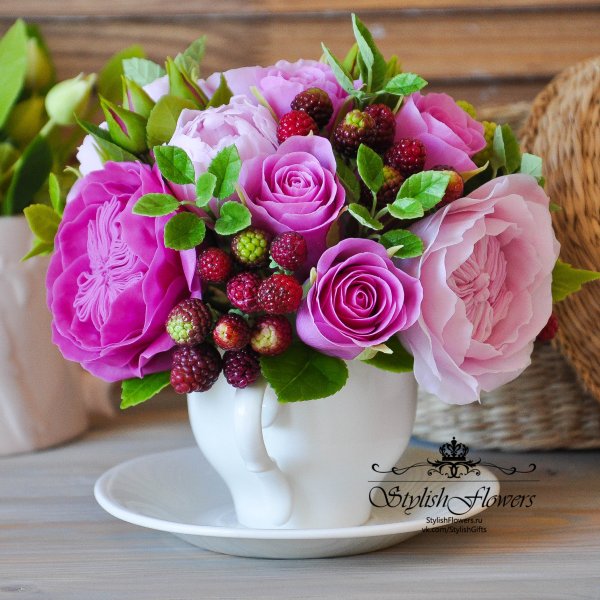 Красивый букет в чашке