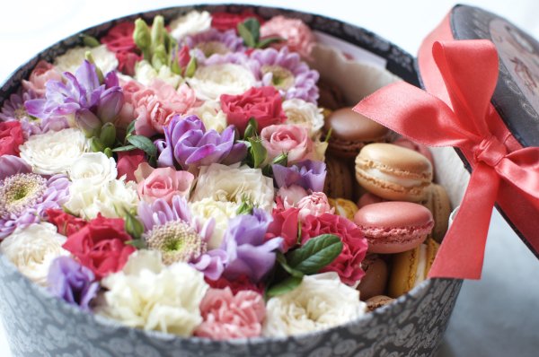 Букет в коробке со сладостями