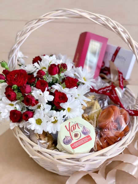 Букет с конфетами и цветами