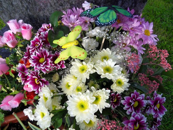 Букет хризантем на столе