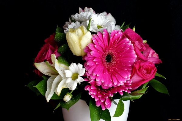 Лилии герберы и розы букет