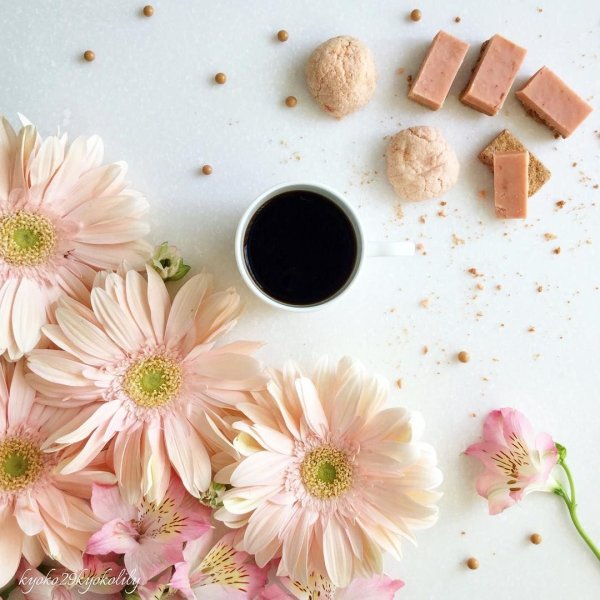 Герберы и чашка кофе