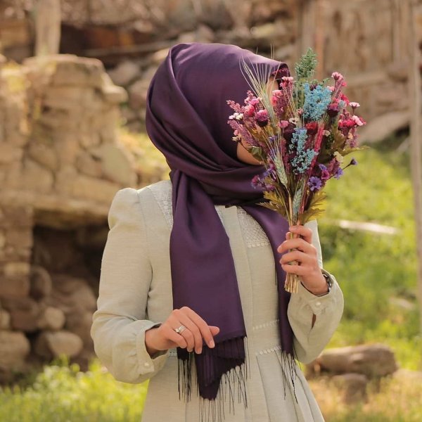 Красивая мусульманка с цветами