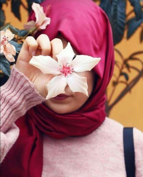 Девушка мусульманка цветы