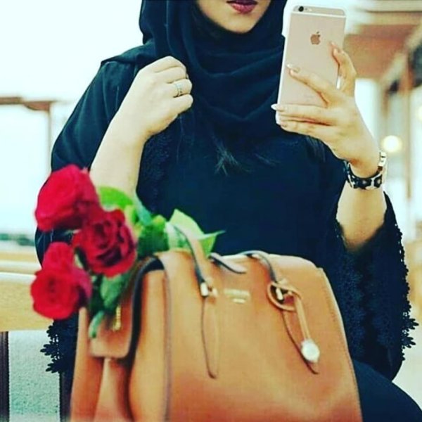 Девушка в хиджабе с цветами