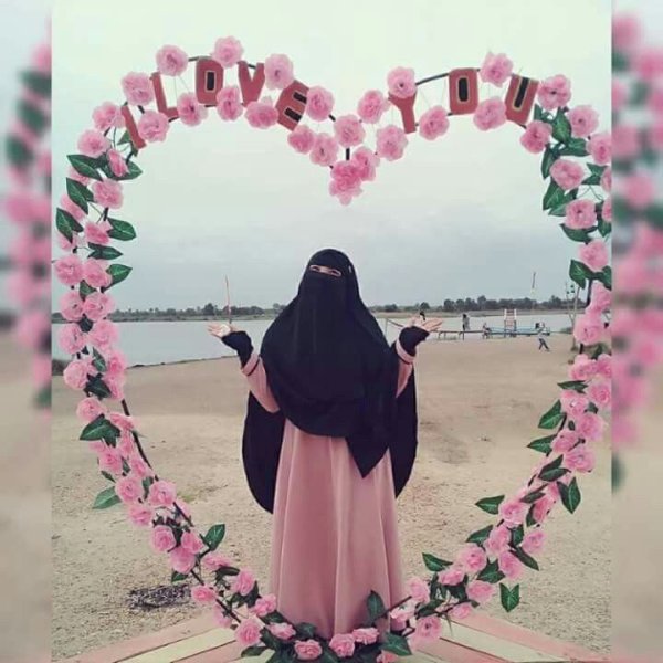 Мусульманка в никабе с цветами