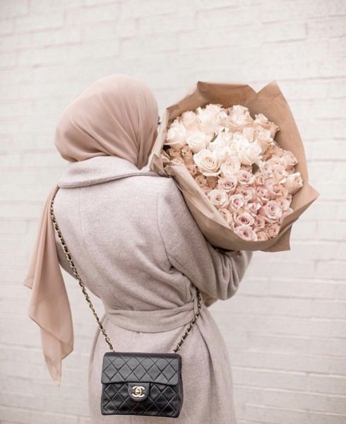 Мусульманка с цветами