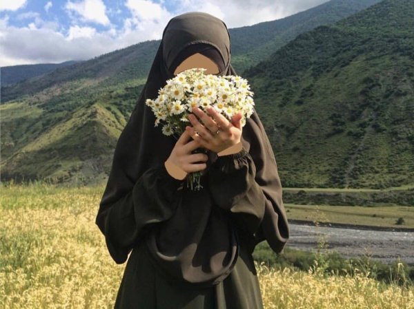 Мусульманка с букетом